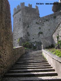 La scala di accesso dopo la Porta di Ferro