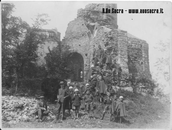 Scolaresca in visita ala Sacra - maschi (anni '30)