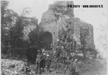 Scolaresca in visita ala Sacra - maschi (anni '30)