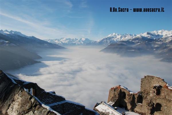 Una valle di nuvole
