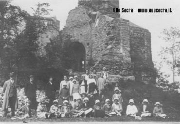 Scolaresca in visita alla Sacra - Femmine (anni 30)