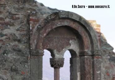 Una bifora nelle rovine del Monastero Nuovo